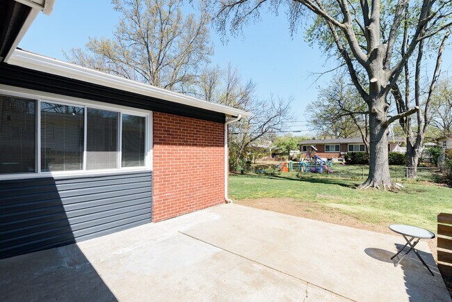 Building Photo - 620 St Bernard Dr