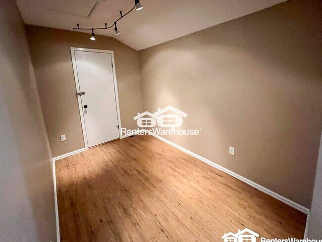 Building Photo - 12093 W Cross Dr