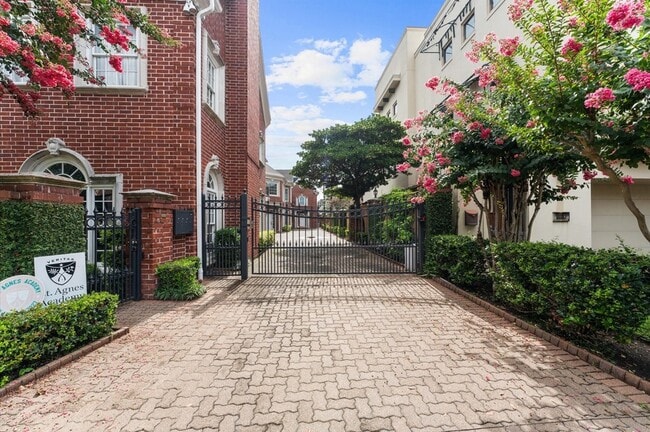 Building Photo - 2222 Nantucket Dr