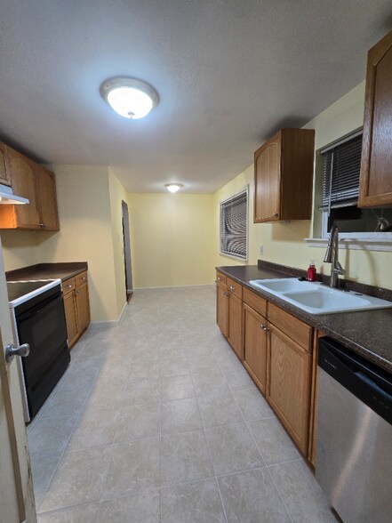 Building Photo - 2739 Locust Ave W