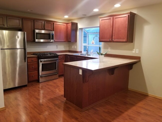 Building Photo - Beautiful 3 beds/ 2 bath townhome for rent !