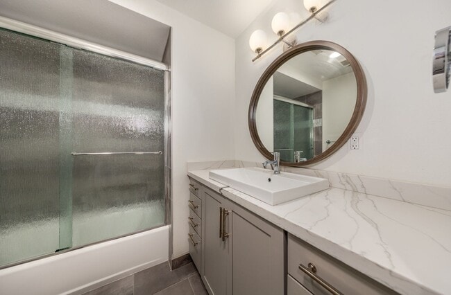 Building Photo - Large, Gorgeous Single Story Pool Home