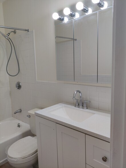 Building Photo - 8 Barrows St