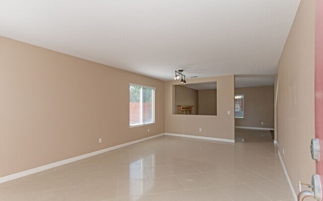 Building Photo - Large 4 Bedroom, 2.5 Bath Home with Large 3 Car Garage!!