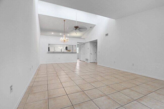 Building Photo - Bright & Airy 3-Bed Home Close to Universi...