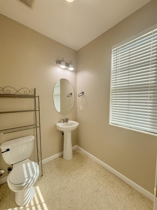 Building Photo - 5537 N Gates Ave