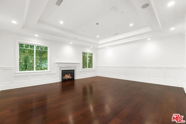 Building Photo - 453 S Bentley Ave