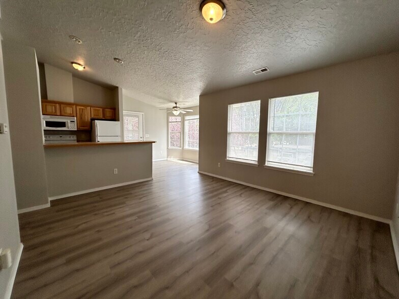Building Photo - 1621 S Eagleson Rd
