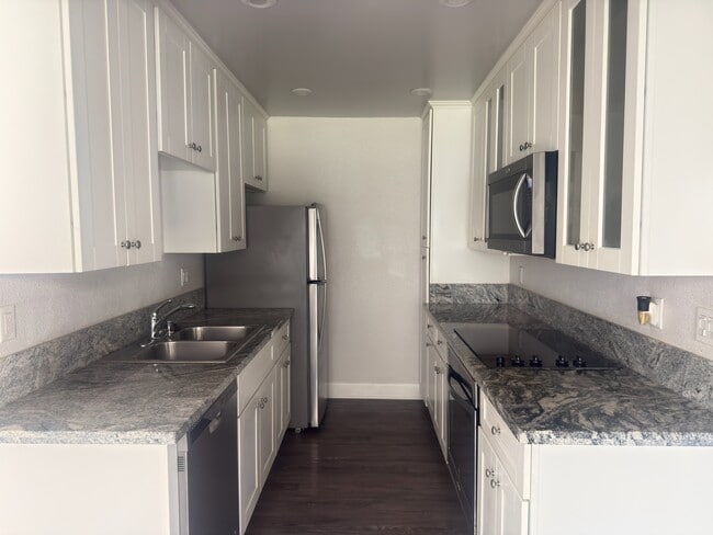 Building Photo - 8545 Villa La Jolla Dr