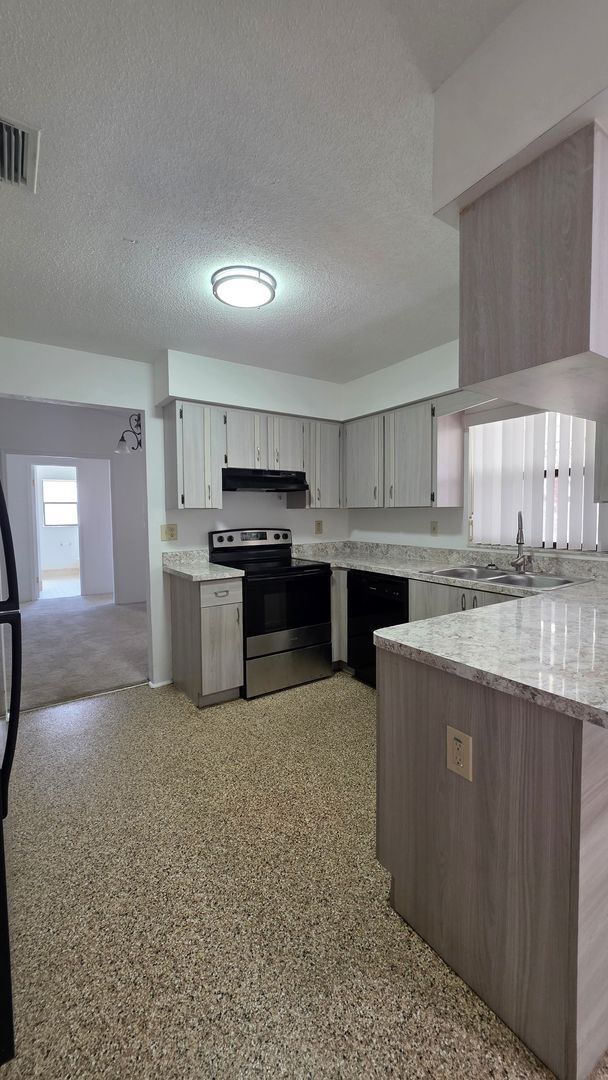 Building Photo - 3 Bedroom 2 Bath Home with a 2 car garage in Fairway Estates