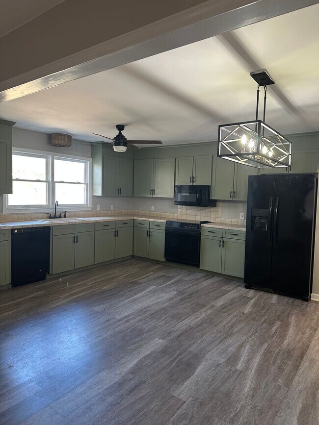 Building Photo - HOME AVALIABLE FOR RENT ON 2 ACRES! **RENT SPECIAL, $500 OFF FIRST FULL MONTH RENT**