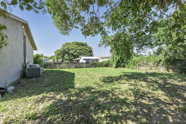 Building Photo - 1340 W 35th St