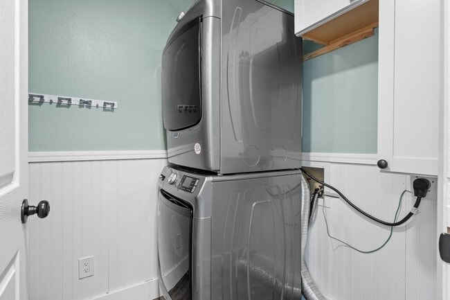 Building Photo - 2-Bed Condo in Kent – Fireplace, Balcony & Convenient Location!