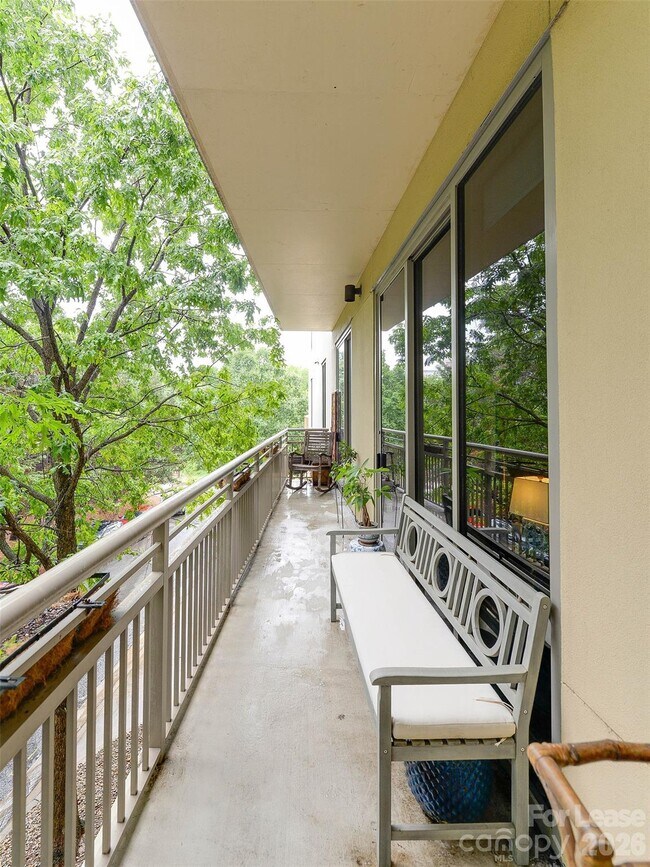 Building Photo - 701 Royal Ct