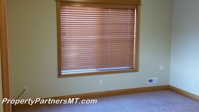 Building Photo - **Need more garage?** 3 Bed 2 Bath house