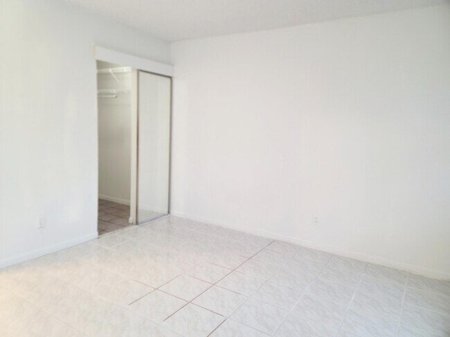 Building Photo - 15702 E Waterside Cir