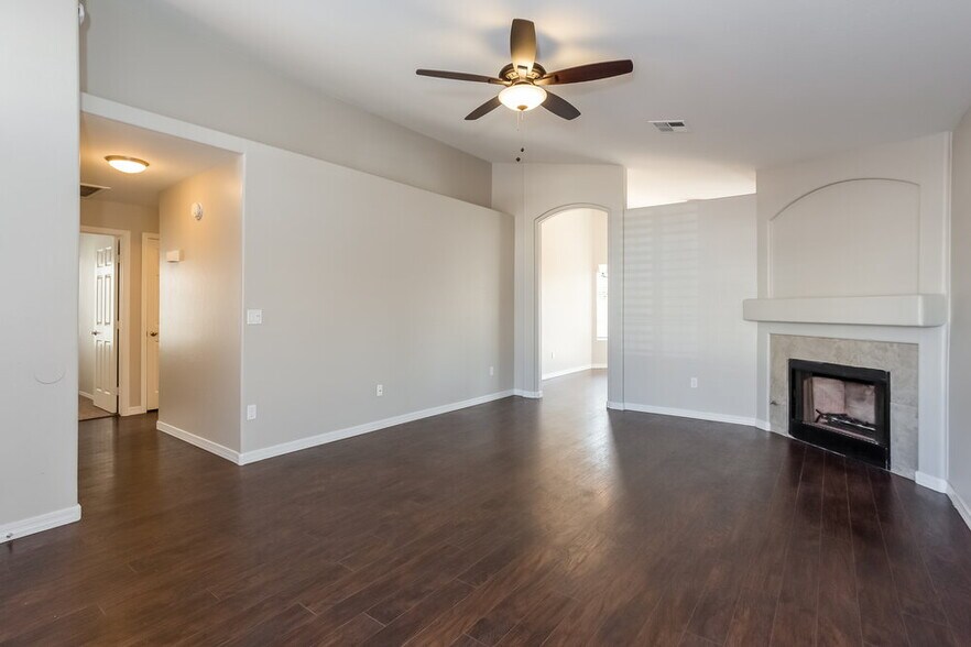 Building Photo - 867 E Morelos St