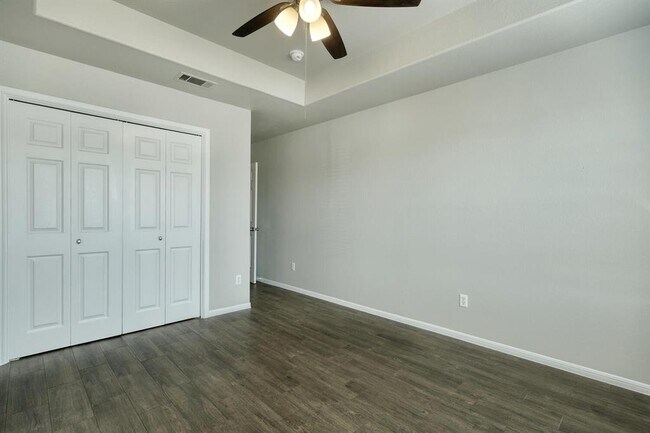 Building Photo - 750 Fallen Oak Dr