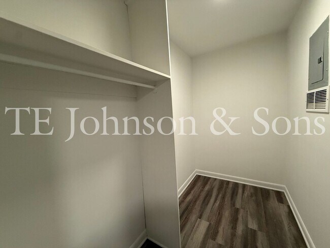 Building Photo - 2 Bedroom Salem View Apartment!