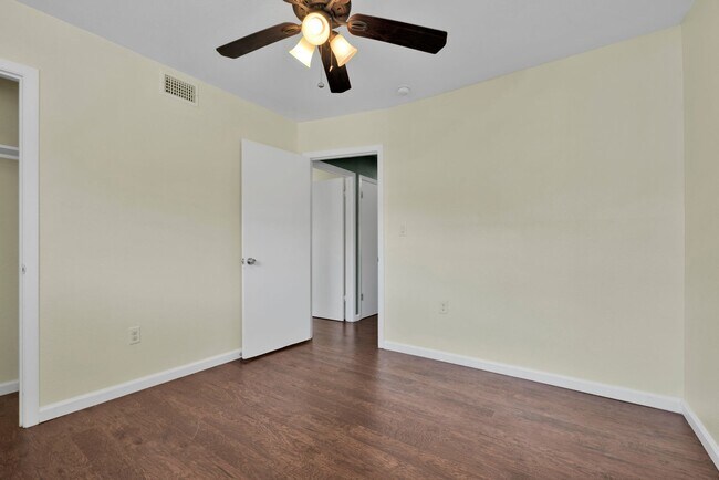 Building Photo - 417 E Lindbergh Blvd