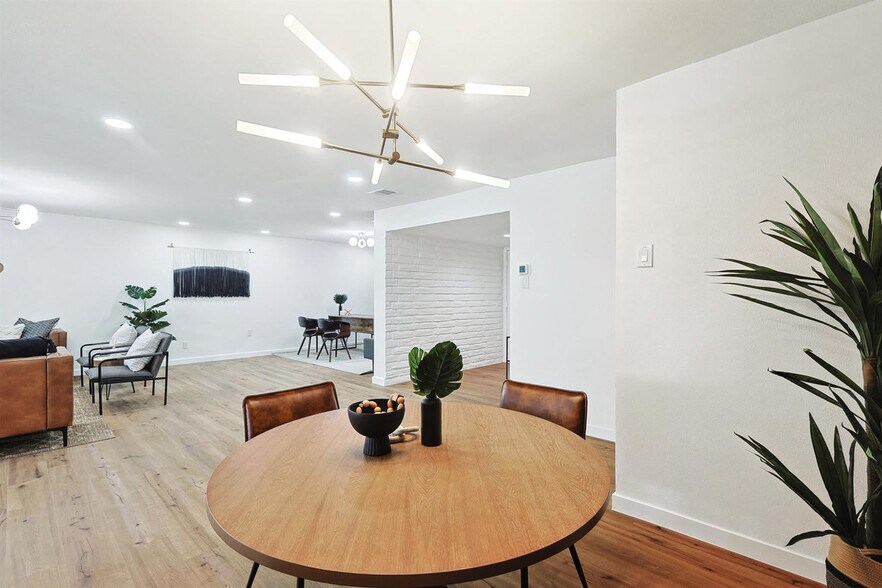 Building Photo - 7851 La Cabeza Dr