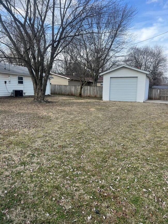 Building Photo - Updated 3 bedroom, 1 bathroom house