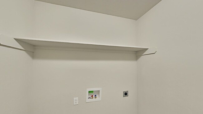 Building Photo - Very Nice 3 Bedroom 2 Bath Home in Yukon S...