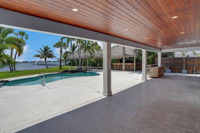 Building Photo - 930 S Lakeside Dr