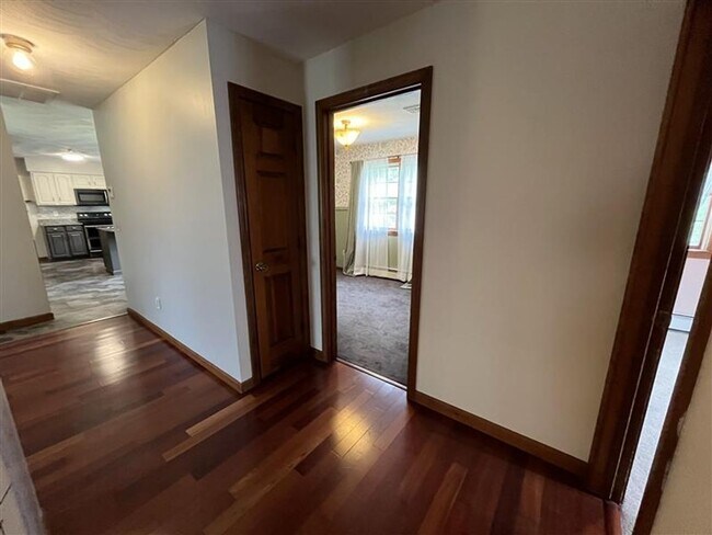 Building Photo - Three Bedroom Single Family House for Rent...