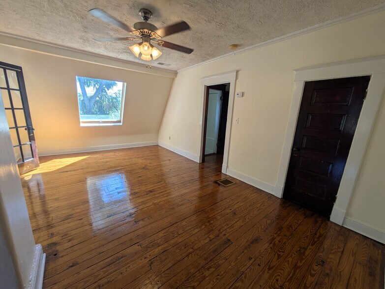 Living - 1703 S Preston St