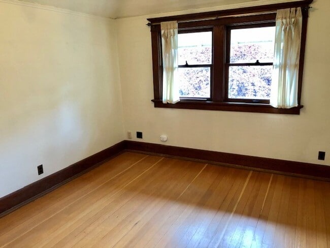 Building Photo - Queen Anne Home