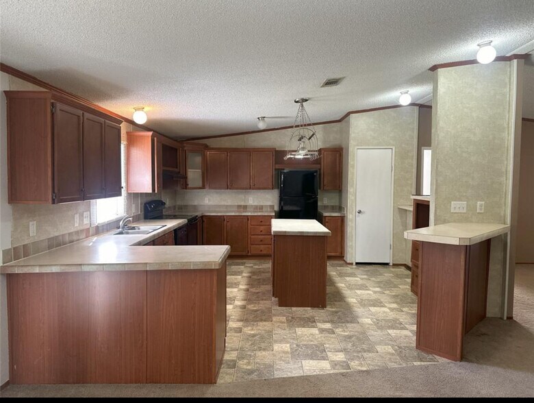 Kitchen - 89 Pine Oak Ln