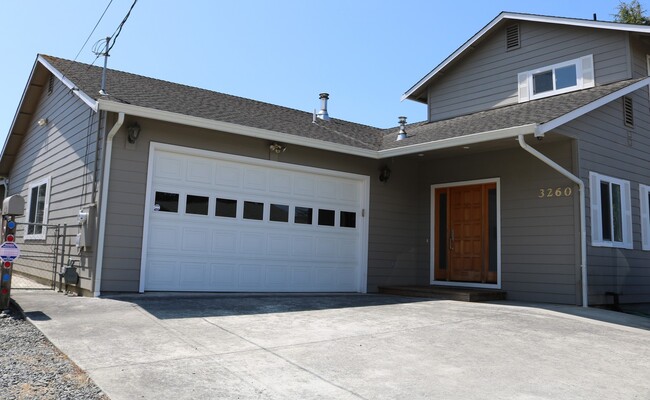 Building Photo - Gorgeous, spacious 3/2.5 with garage and o...