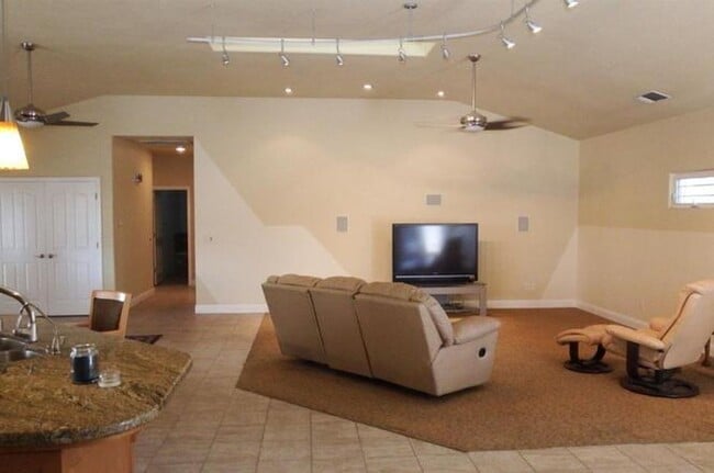 Building Photo - Clovis Dream Home with All the Bells & Whi...