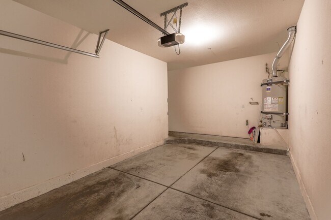 Building Photo - 3 Bedroom First Floor Condo Convenient To Nellis AFB