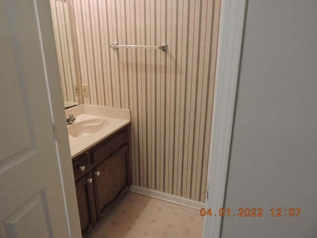 Building Photo - Great Condo Close to Southgates of  LSU