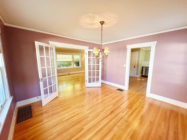 Building Photo - Stunning 3 Bedroom with Fully Fenced Yard ...