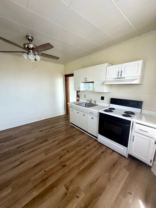 Building Photo - 500 Windsor St