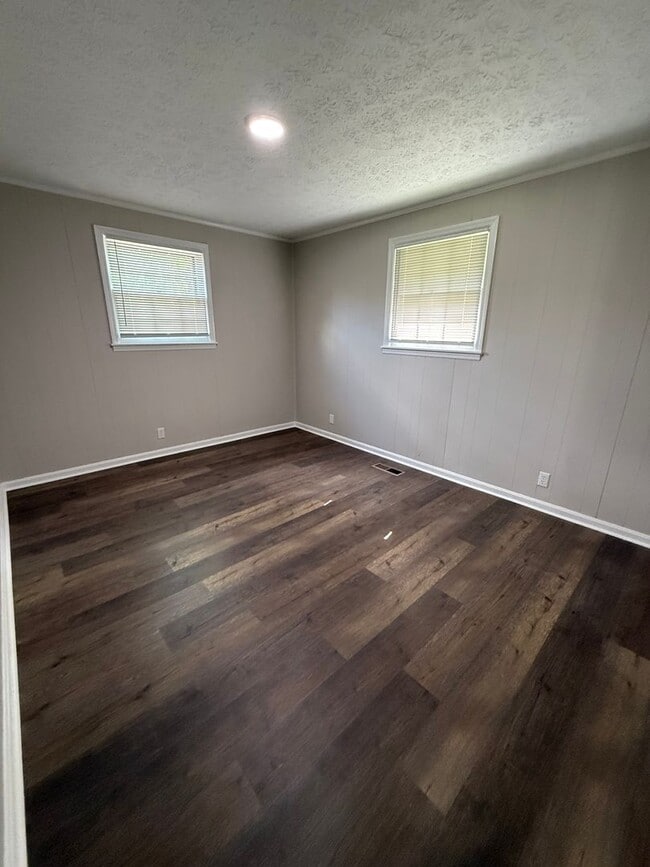 Building Photo - 3 BR 2 Bath Brick home