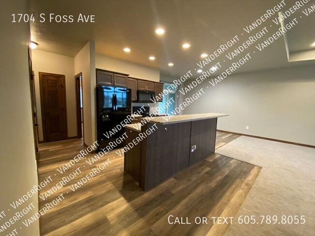 Building Photo - 1704 S Foss Ave