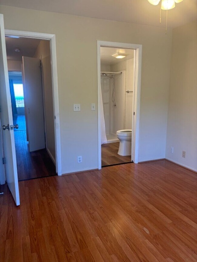 Building Photo - 3 Bedroom / 3 Bath Condo with Ocean Views