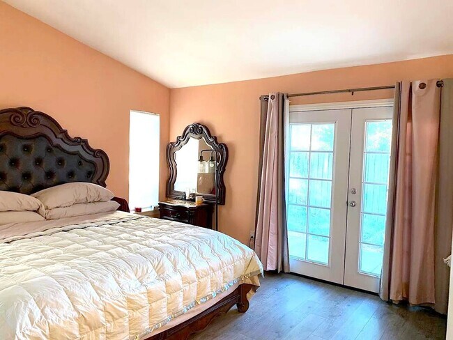 Master Suite · King Size Bed - 11769 Mount Lassen Ct