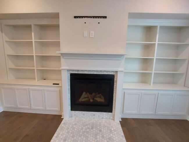 Building Photo - Large 3 Bedroom Luxury Townhome on Silver ...