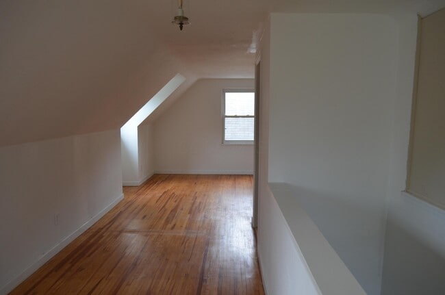 Building Photo - 582 Loveman Ave