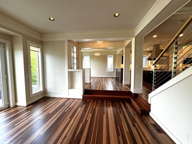 Building Photo - 4bd/4.5ba Seattle House