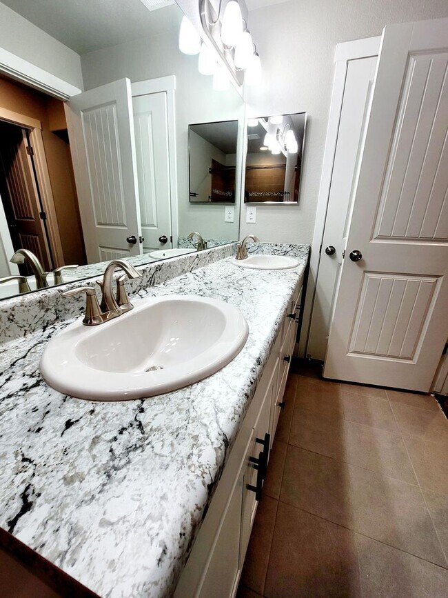 Building Photo - 7376 Peachleaf Dr