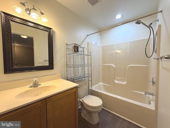 Building Photo - 122 Providence Ln