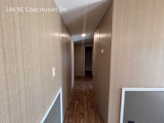 Building Photo - 186 Coachlight Dr