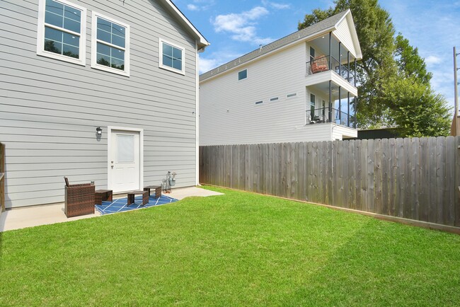 Building Photo - 3019 Elysian St