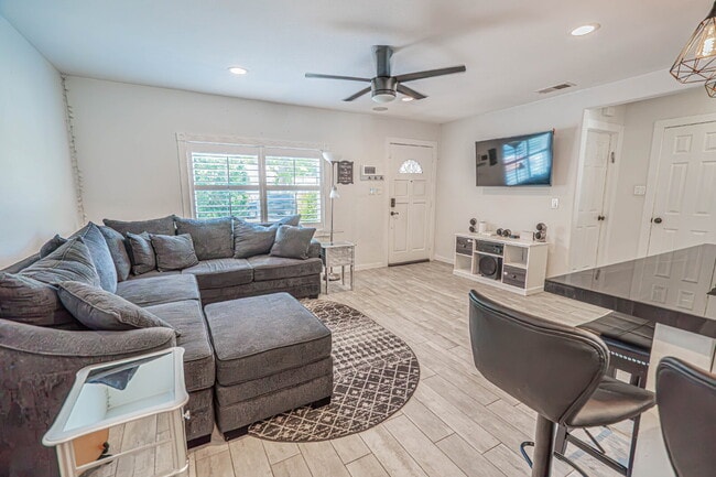 Building Photo - Beautifully Remodeled Home Move-In Ready!